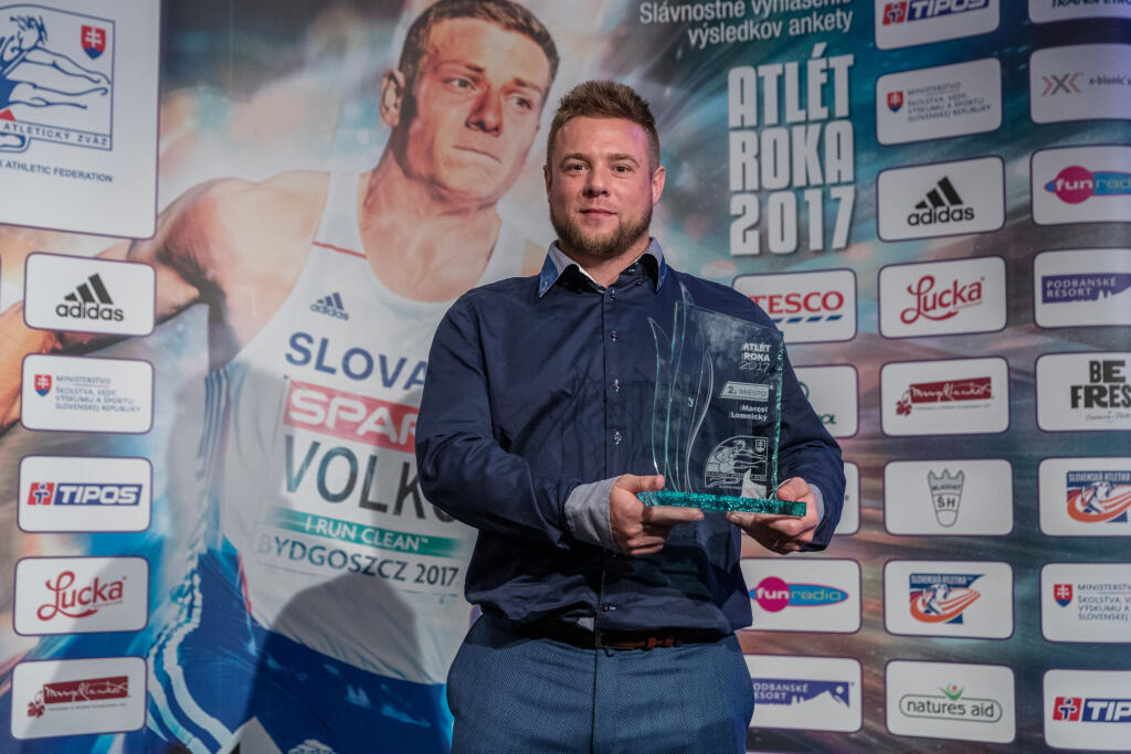Na snímke Marcel Lomnický si preberá cenu za druhé miesto v ankete Atlét roka 2017