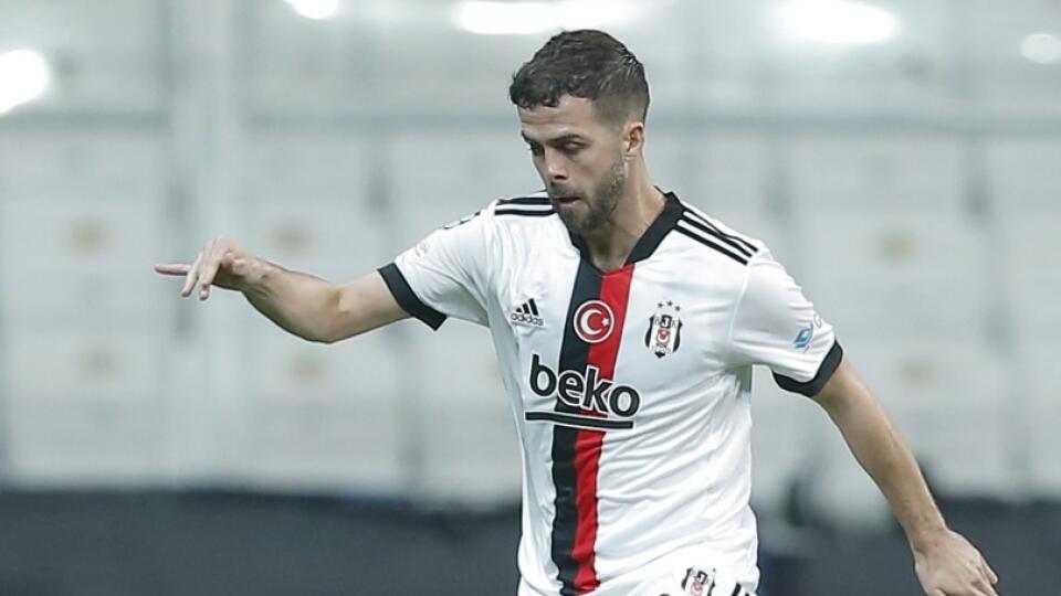 JB 17 Istanbul - Hráč Besiktasu Miralem Pjanič (vpravo)