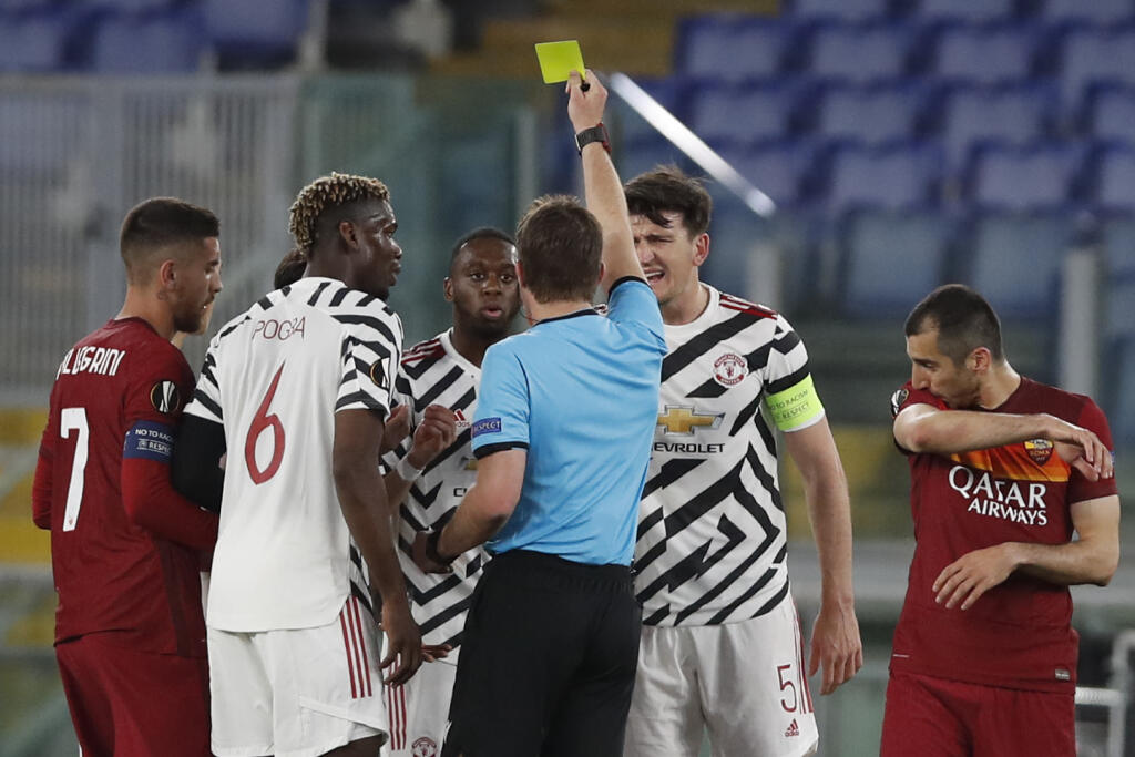 EBE 53 Rím - Na snímke v popredí nemecký rozhodca Felix Brych udeľuje žltú kartu, uprostred adresát a obranca Manchestru Aaron Wan-Bissaka (uprostred) v odvete semifinále Európskej ligy vo futbale AS Rím - Manchester United v Ríme 6. mája 2021. FOTO TASR/AP
Referee Felix Brych shows a yellow card to Manchester United's Aaron Wan-Bissaka, center, during the Europa League semifinal, second leg soccer match between Roma and Manchester United at Rome's Olympic stadium, Italy, Thursday, May 6, 2021.