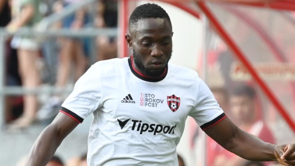 Na snímke vpravo hráč Trnavy Philip Azango a hráč Valencie Thierry Correia v zápase k oslavám storočnice Spartaka Trnava medzi FC Spartak Trnava a Valencia CF v Trnave.