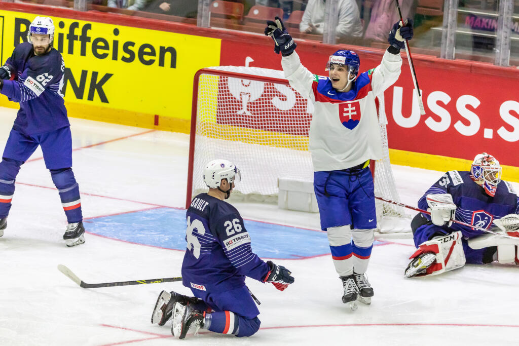 Na snímke je Juraj Slafkovský počas úvodného zápasu slovenskej hokejovej reprezentácie v ľadovom hokeji proti Francúzsku.