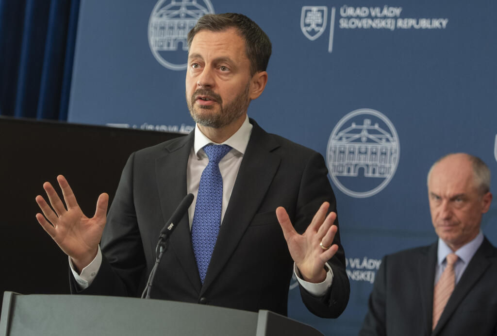 Na snímke v popredí premiér SR Eduard Heger (OĽaNO) a v pozadí minister hospodárstva SR Karel Hirman počas tlačovej konferencie po rokovaní 104. schôdze vlády SR 21. septembra 2022 v Bratislave. FOTO TASR - Martin Baumann