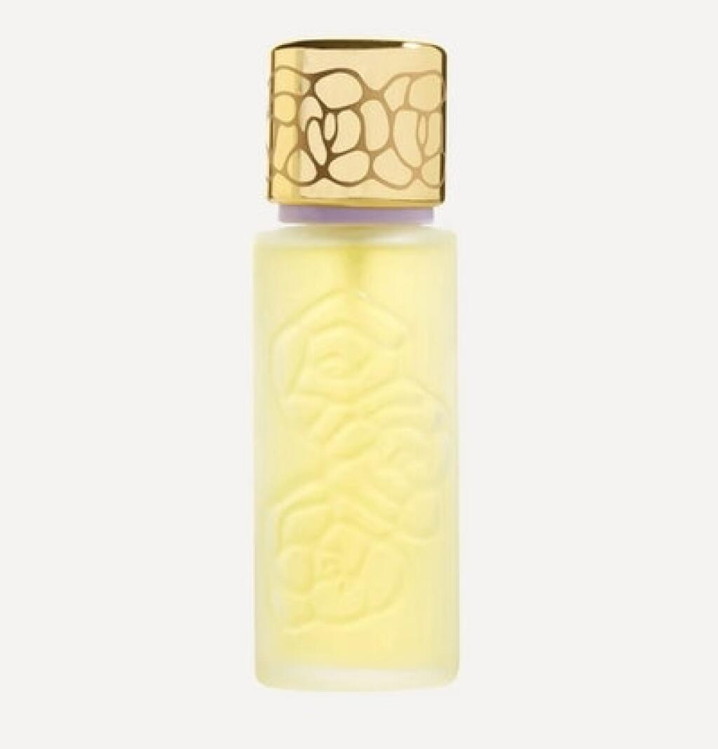 Parfumovaná voda Quelques Fleurs l’Original
Kvetinová vôňa s tónmi tuberózy, ruže a jasmínu, bola princezniným osobným favoritom. Eau de Parfum si Diana dokonca na seba naniesla vo svoj svadobný deň s princom Charlesom.