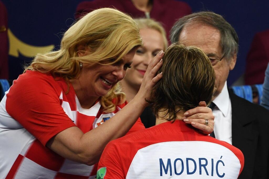 Najdojímavejšia časť finále. Kolinda Grabar-Kitarovičová utešovala kapitána chorvátskeho tímu Luku Modriča.