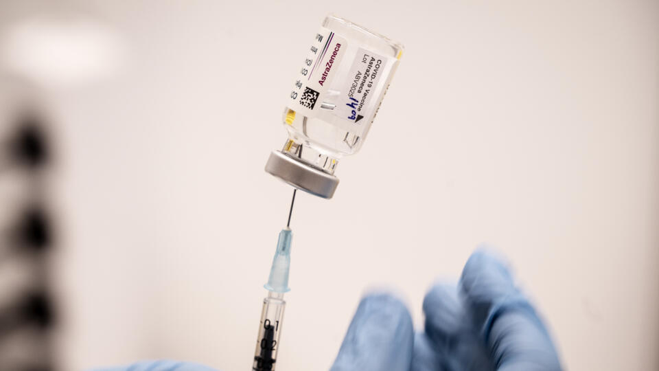JB 47 Kodaň - Zdravotník drží ampulku s vakcínou proti ochoreniu COVID-19 od spoločnosti AstraZeneca počas príprav na očkovanie vo vakcinačnom centre v Kodani 12. februára 2021. Zo začiatku tu bude zaočkovaný len zdravotnícky personál. FOTO TASR/AP
The AstraZeneca vaccine is prepared for administering at Region Hovedstaden's Vaccine Center in Copenhagen, Denmark, Friday Feb. 12, 2021. (Liselotte Sabroe/Ritzau via AP)