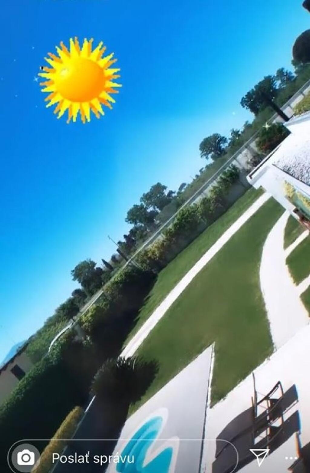 Dom Lobotku a Nízlovej má krásnu záhradu s bazénom i lehátkami.
