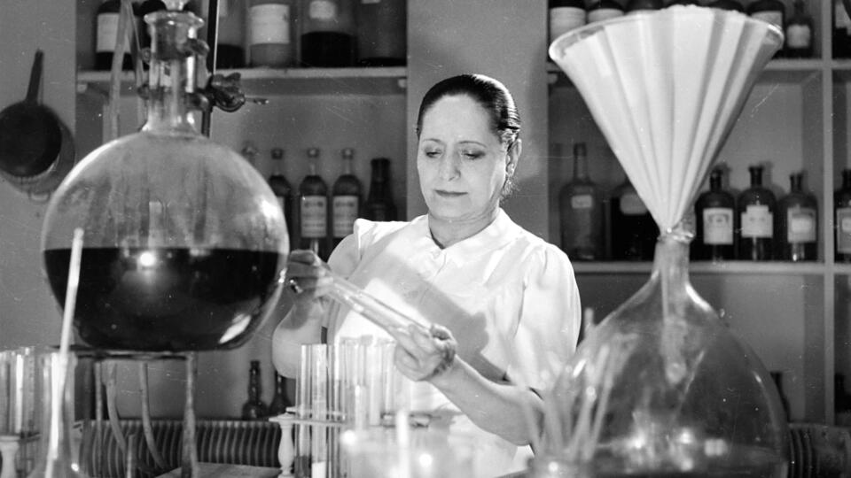 HELENA RUBINSTEIN vo svojom laboratóriu vo Francúzsku v rokoch 1939 – 1940.