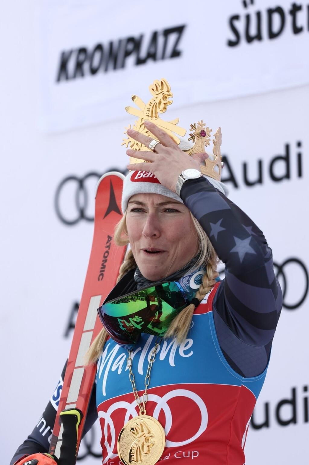 Shiffrinová neskrývala na stupňoch pre víťazov radosť.