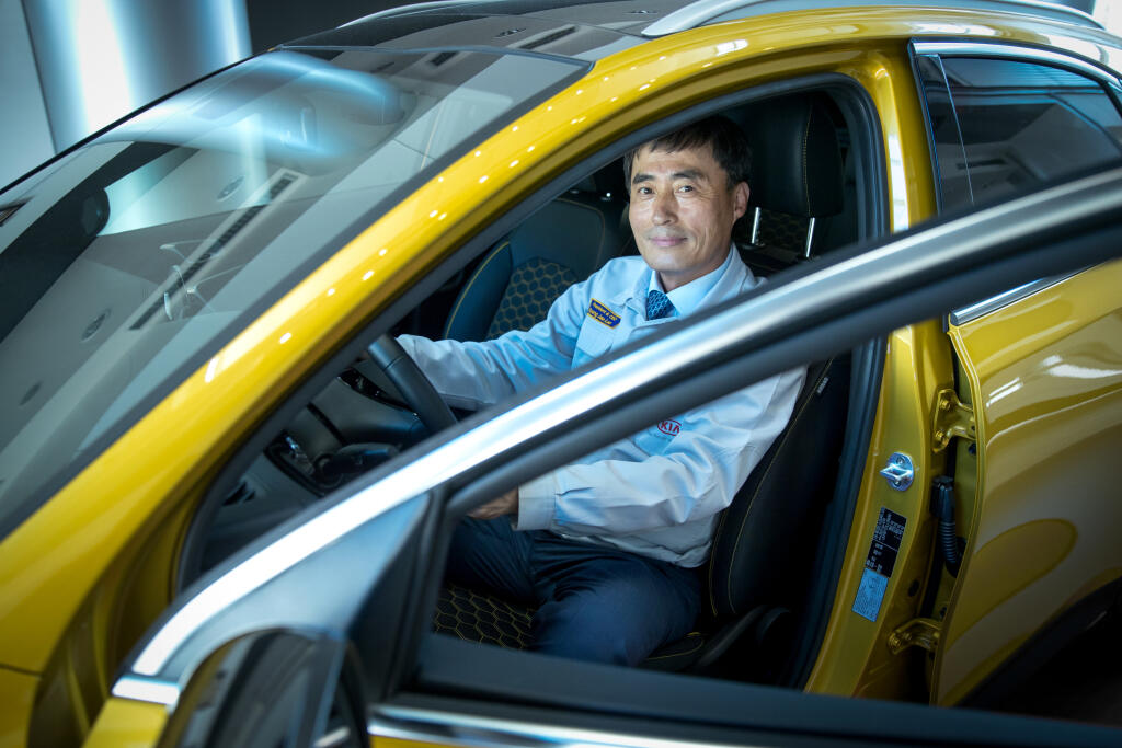 Na snímke je Kyong Jae Lee, prezident KIA Motors Slovakia s r.o., počas rozhovoru pre ekonomický týždenník Trend.