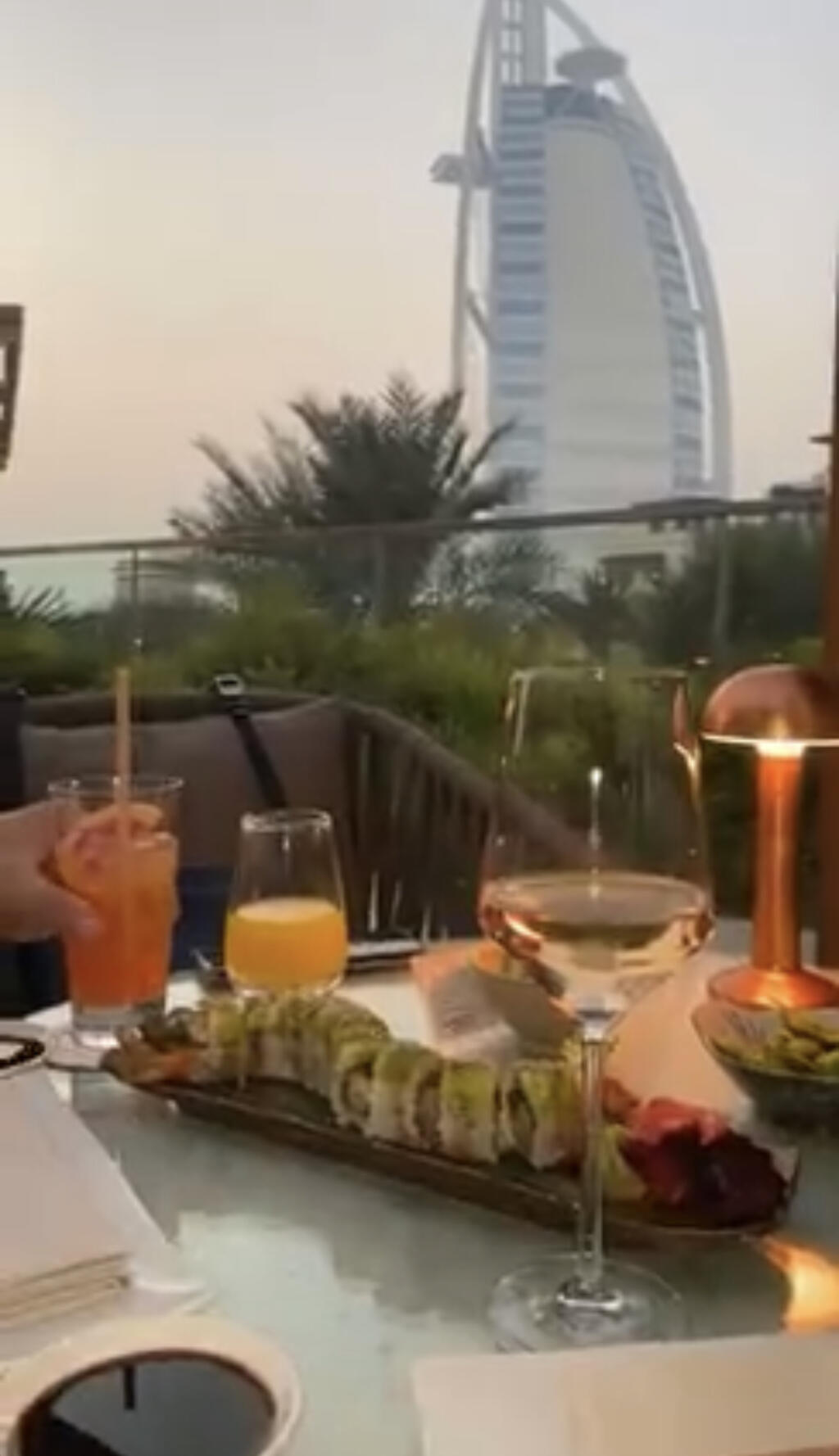 Kmotrík si po pár dňoch zrejme povedal, že to chce zmenu a z východného pobrežia Afriky si to namierili do slnečného Dubaja, kde je momentálne takmer 40 stupňov celzia.