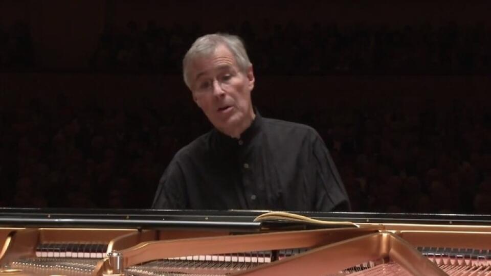 Christian Zacharias musel pre mobil prerušiť koncert.