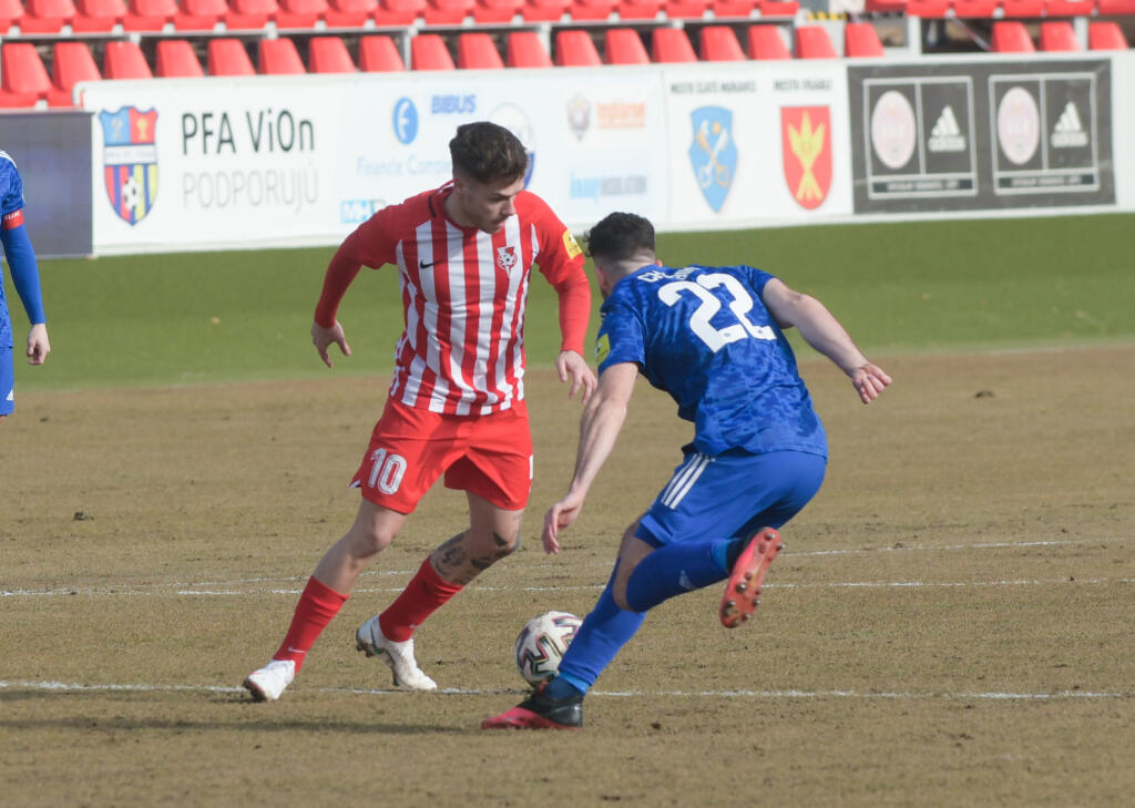 Na snímke zľava Andrej Fábry (Sereď) a Peter Chríbik (Nitra) v dohrávke 19. kola Fortuna ligy vo futbale ŠKF Sereď - FC Nitra 23. februára 2021 v Zlatých Moravciach. FOTO TASR - Henrich Mišovič