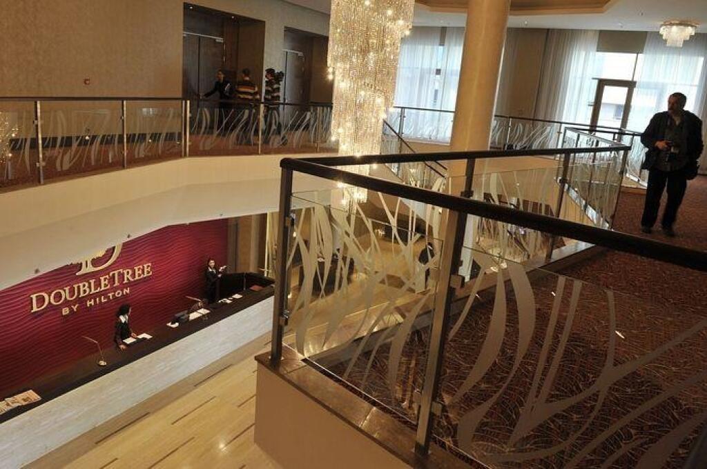 Pozrite si Širokého hotel