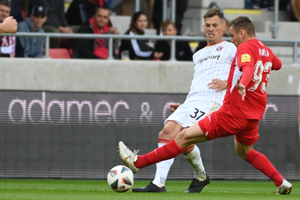 Na snímke vľavo hráč Trnavy Martin Škrtel a hráč Serede Roman Haša počas zápasu 8. kola futbalovej Fortuna ligy medzi FC Spartak Trnava - ŠKF Sereď, v Trnave dňa 17. septembra 2021. FOTO TASR - Lukáš Grinaj