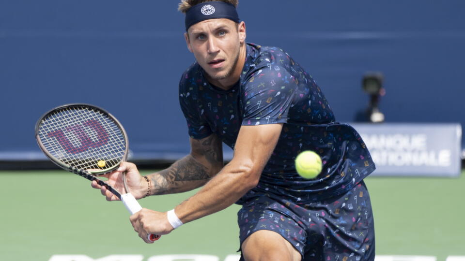 KK56 Montreal - Na snímke slovenský tenista Alex Molčan odvracia úder Nóea Caspera Ruuda v zápase 2. kola dvojhry na turnaji ATP Masters 1000 v kanadskom Montreale v stredu 10. augusta 2022. Molčan prehral  v dvoch setoch 6:7 (3) a 3:6. FOTO TASR/AP

Alex Molcan, of Slovakia, returns to Casper Ruud during second round play at the National Bank Open tennis tournament Wednesday Aug. 10, 2022. in Montreal. (Paul Chiasson/The Canadian Press via AP)