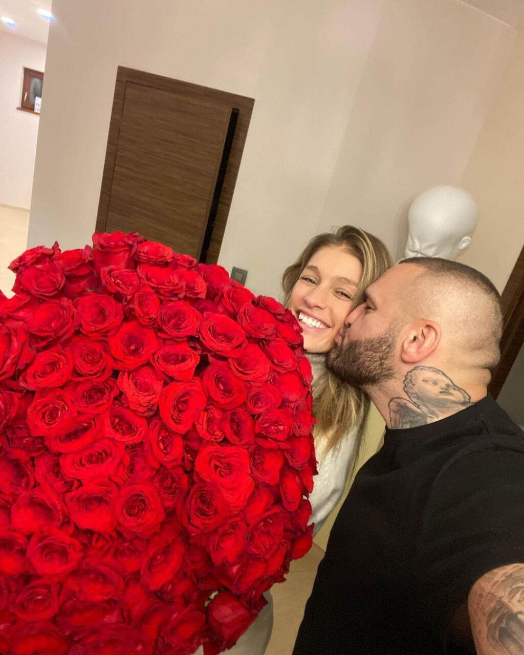 Patrik Rytmus Vrbovský obdaroval manželku Jasminu obrovskou kyticou.