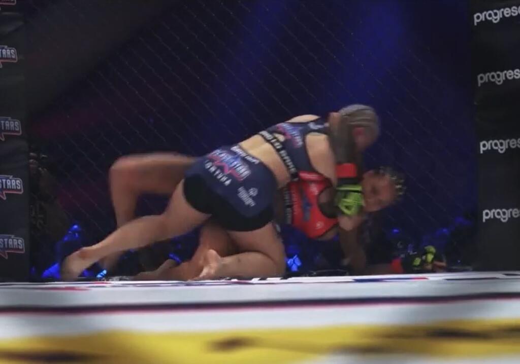 Angie zápasila v úspornej športovej podprsenke, do ktorej len tak-tak napratala svoje veľké prsia. Tie jej počas zápasu niekoľkokrát vypadli.