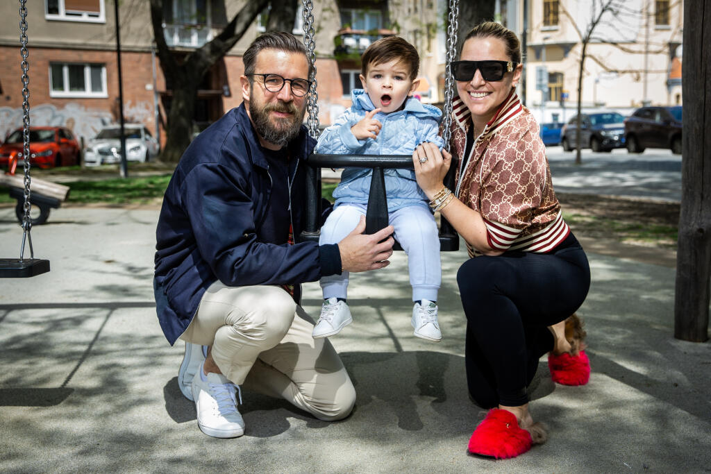 Dominika Navara Cibulková a Michal Navara pri prechádzke Bratislavou s ich synom.