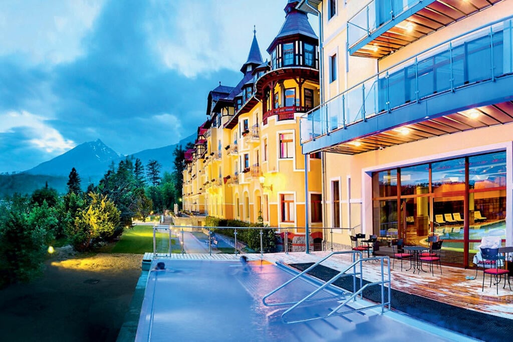 Grandhotel Praha – vonkajší bazén za súmraku