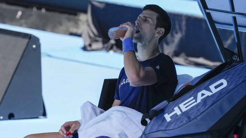 JB 6 Melbourne - Deväťnásobný šampión Australian Open, srbský tenista Novak Djokovič pije vodu počas tréningu na kurte v austrálskom Melbourne 12. januára 2022. FOTO TASR/AP
Defending men's champion Serbia's Novak Djokovic takes a drink during a practice practice session on Rod Laver Arena ahead of the Australian Open tennis championship in Melbourne, Australia, Wednesday, Jan. 12, 2022. AP Photo/Mark Baker)