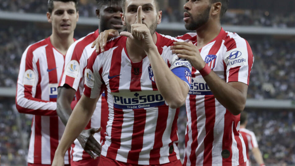 JB 32 Džidda - Hráč Atletico Madrid Koke (vpredu) oslavuje so spoluhráčmi úvodný gól do bránky Barcelony vo futbalovom zápase semifinále španielskeho Superpohára FC Barcelona - Atletico Madrid v Džidde 9. januára 2020. FOTO TASR/AP
Atletico Madrid's Koke celebrates his goal with teammates during the Spanish Super Cup semifinal soccer match between Barcelona and Atletico Madrid at King Abdullah stadium in Jiddah, Saudi Arabia, Thursday, Jan. 9, 2020. (AP Photo/Hassan Ammar)