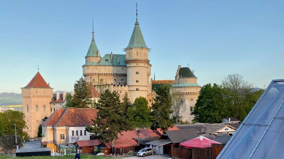 Botany park stojí na kopci nad Bojnickým zámkom.