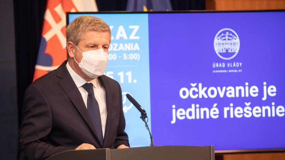 Na snímke je minister zdravotníctva SR Vladimír Lengvarský počas rokovania vlády na ktorom vláda prijala dvojtýžňový lockdown.