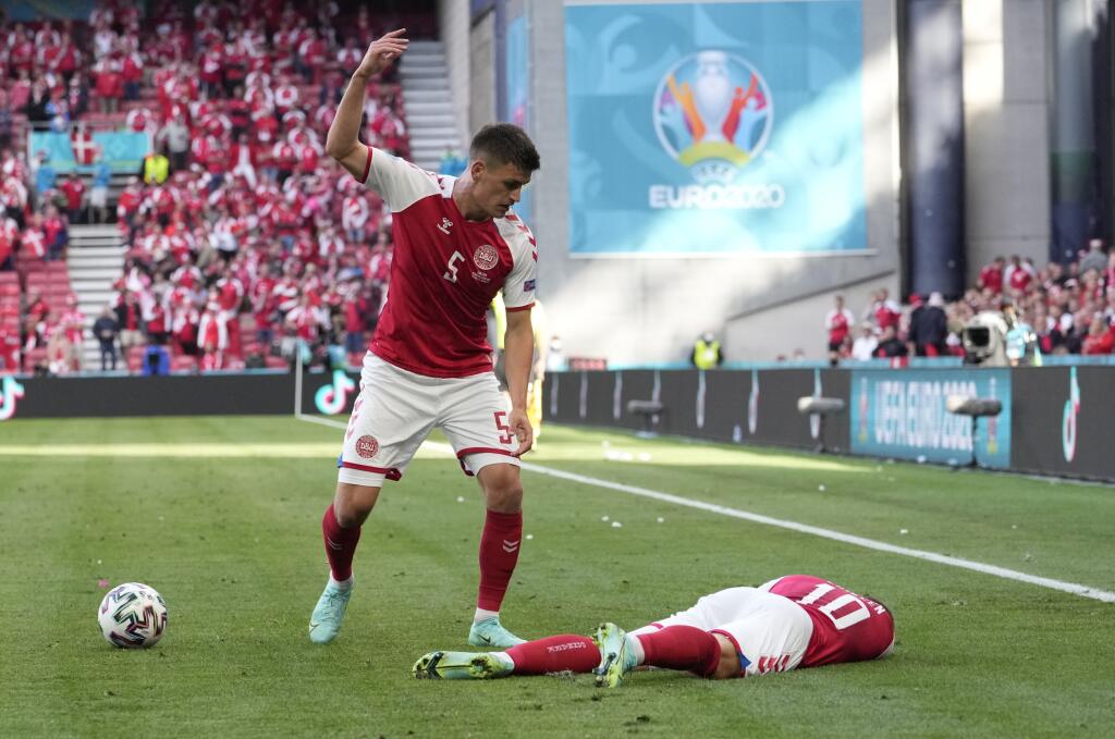 Dánsky futbalista Christian Eriksen, ktorý skolaboval počas zápasu základnej B-skupiny Dánsko - Fínsko na európskom šampionáte v Kodani v sobotu 12. júna 2021.