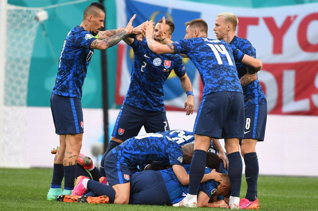 Na snímke slovenskí futbalisti oslavujú úvodný gól Róberta Maka v zápase E-skupiny na majstrovstvách Európy vo futbale Poľsko - Slovensko 14. júna 2021 v ruskom Petrohrade. FOTO TASR - Martin Baumann