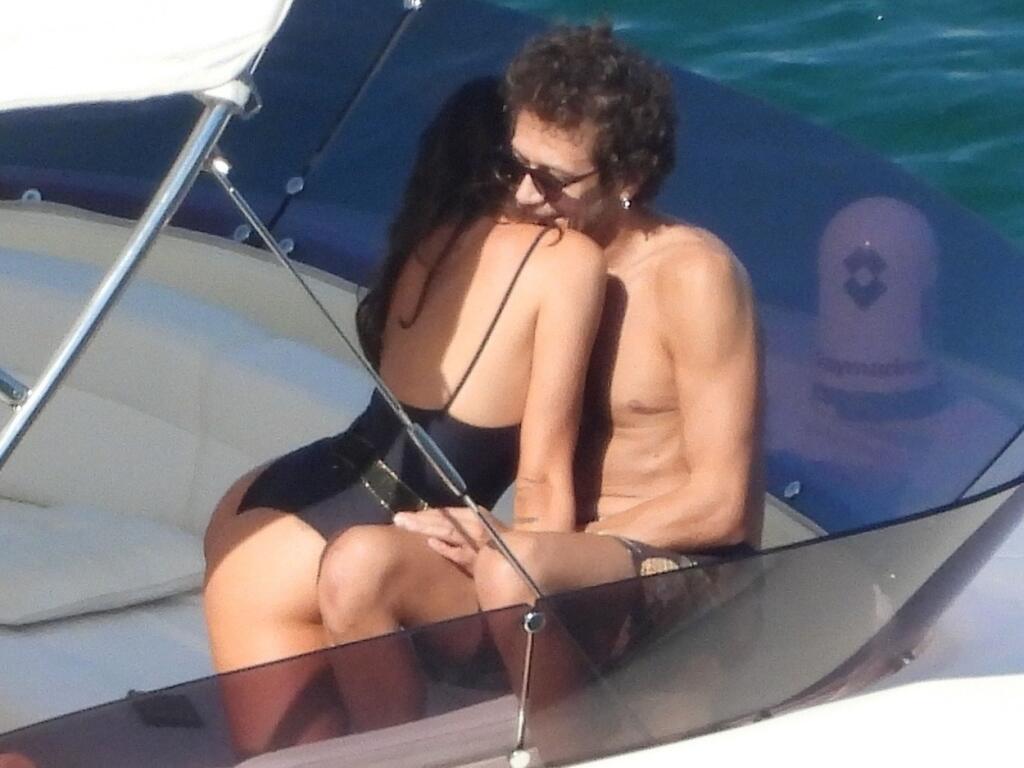 Párik je vďačným objektom paparazzi fotografov, ktorí na Francescu a Valentina striehnu najmä na dovolenke.