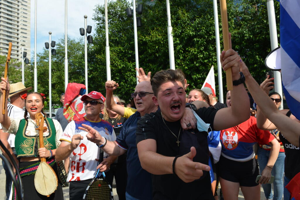 Srbi začali po verdikte v prospech Djokoviča oslavovať.