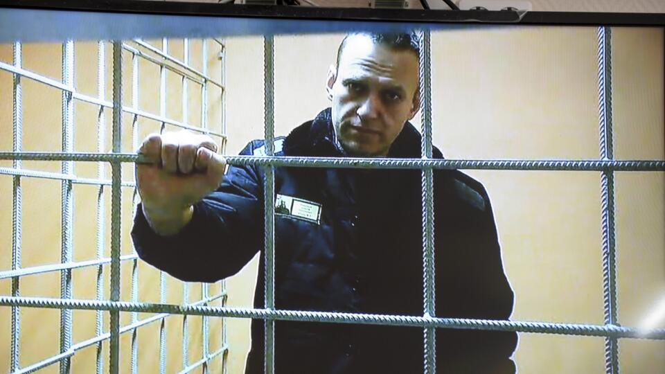 EBE 38 Vladimir - Na snímke ruský opozičný líder Alexej Navaľnyj počas videohovoru z väzenia, ktorý poskytla ruská federálna väzenská služba, počas súdneho pojednávania v Petuškách v regióne Vladimir v Rusku 17. januára 2022.
Russian opposition leader Alexei Navalny looks at a camera while speaking from a prison via a video link, provided by the Russian Federal Penitentiary Service, during a court session in Petushki, Vladimir region, about 120 kilometers (75 miles) east of Moscow, Russia, Mond