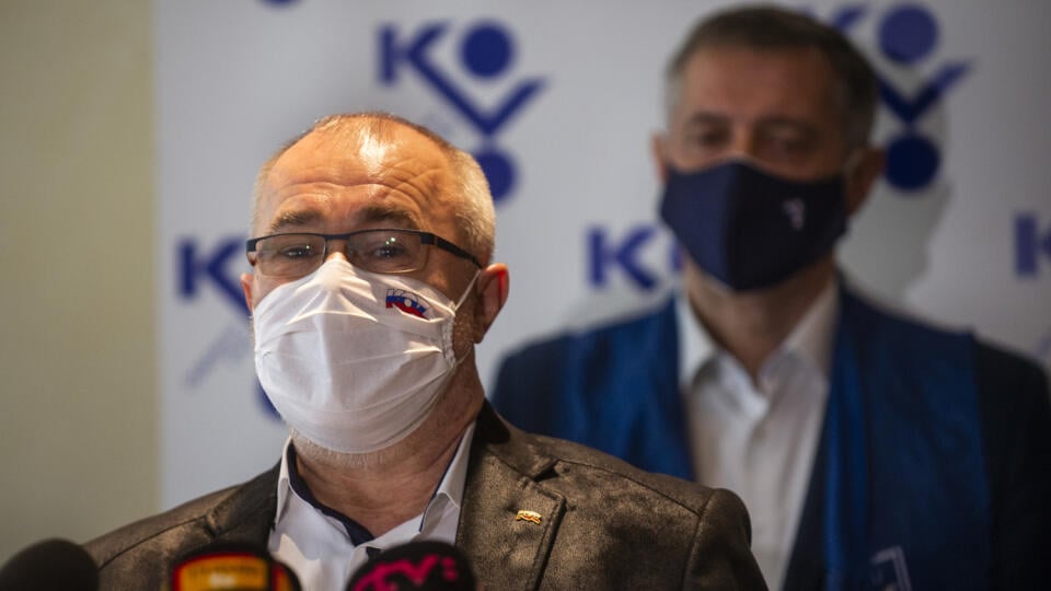 Na snímke zľava prezident Konfederácie odborových zväzov (KOZ) SR Marián Magdoško a predseda odborového zväzu KOVO Emil Machyna počas tlačovej konferencie na tému - Starobný dôchodkový systém - návrh zmeny ústavného zákona z dielne ministra práce, sociálnych vecí a rodiny SR Milana Krajniaka 24. novembra 2020 v Bratislave. FOTO TASR - Jakub Kotian