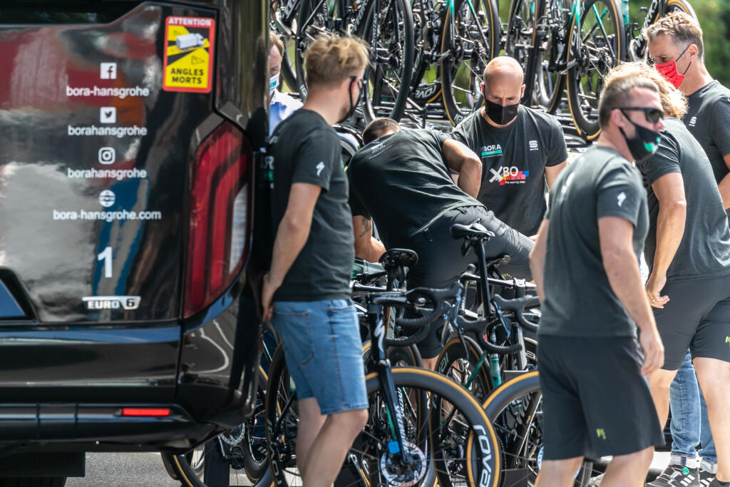Peter Sagan opatrne zosadal z bicykla, aby sa ešte viac nezranil. Po tomto okamihu padla definitíva, že na Tour de France 2021 končí.