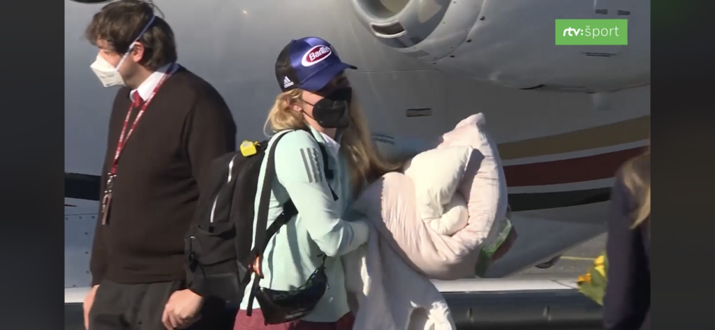 Shiffrinová vystúpila z lietadla v dobrej nálade. Pod bokom si niesla vlastnú perinu.