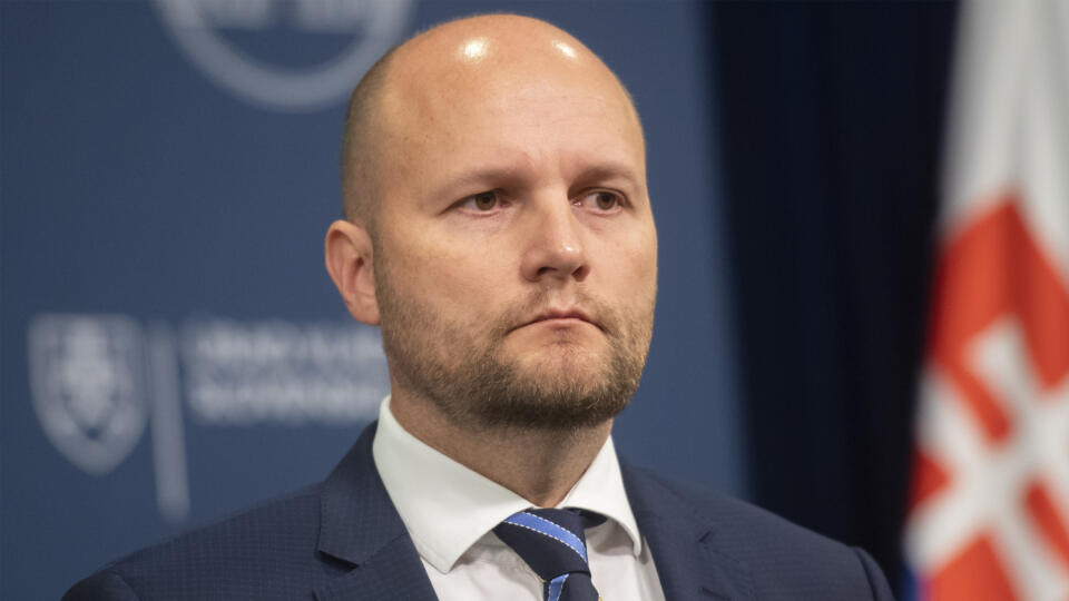 Na snímke minister obrany Jaroslav Naď (OĽANO) poskytuje vyhlásenie k incidentu v Poľsku pred 118. zasadnutím vlády SR v Bratislave v stredu 16. novembra 2022. V utorok o 15. 40 h. zasiahla raketa poľnohospodársky objekt v poľskej obci Przewodów, približne šesť kilometrov od ukrajinských hraní. Pri jej dopade zahynuli podľa poľského ministerstva zahraničných vecí dvaja ľudia. FOTO TASR - Martin Baumann