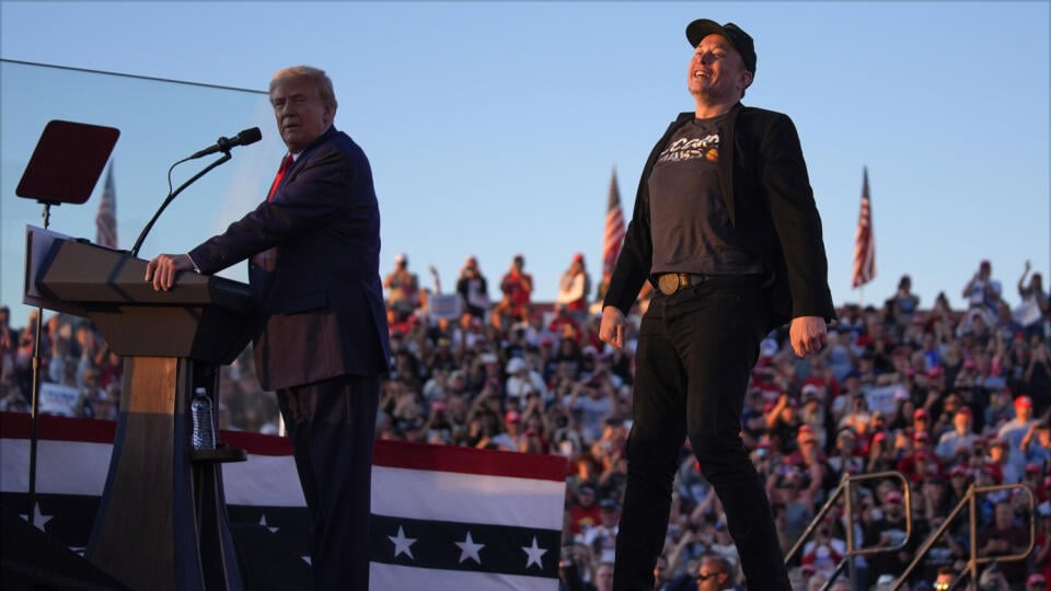 JB 33 Butler - Republikánsky prezidentský kandidát a americký exprezident Donald Trump (vľavo) a vpravo skáče Elon Musk počas jeho prejavu na predvolebnom mítingu v meste Butler v americkom štáte Pensylvánia 5. októbra 2024. Trump sa v sobotu vrátil na miesto júlového neúspešného pokusu o atentát na jeho osobu. Strelca, ktorý jedného účastníka podujatia zabil a ďalších dvoch ľudí zranil, označil za
