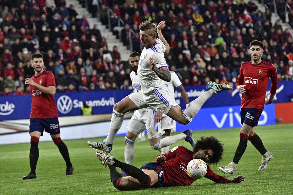WA 10 Pamplona - Futbalista Realu Madrid Toni Kroos (uprostred) a hráč Osasuny Aridane bojujú o loptu v zápase 33. kola španielskej La Ligy CA Osasuna – Real Madrid v Pamplone v stredu 20. apríla 2022. FOTO TASR/AP
Real Madrid's Toni Kroos, centre, jumps over Osasuna's Aridane during a Spanish La Liga soccer match between Osasuna and Real Madrid at El Sadar stadium in Pamplona, Spain, Wednesday, April 20, 2022. (AP Photo/Alvaro Barrientos)