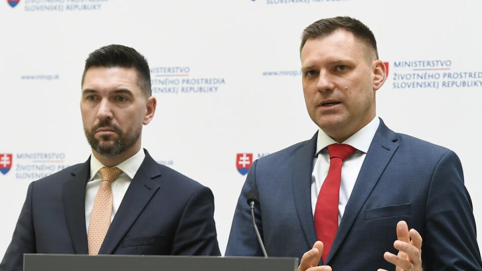 Na snímke vľavo minister pôdohospodárstva a rozvoja vidieka SR Richard Takáč (Smer-SD) a minister životného prostredia SR Tomáš Taraba (SNS) počas tlačovej konferencie po spoločnom rokovaní na tému Nová politická kultúra a spolupráca medzi ministerstvami životného prostredia a pôdohospodárstva, 6. novembra 2023 v Bratislave. FOTO TASR - Pavel Neubauer
















