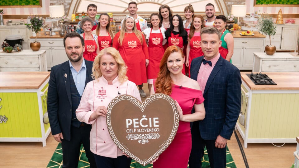 Tretia séria Pečie celé Slovensko: Na snímke 12 finalisti, moderátori šou Juraj a Milan a porotkyne Petra a Jozefína.
