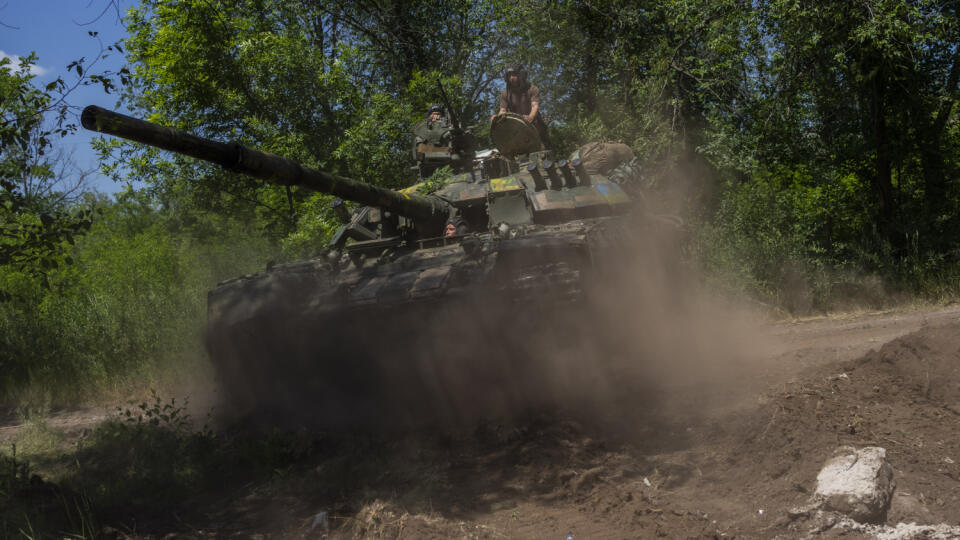 PK 44 Donecká oblasť - Ukrajinskí vojaci sa presúvajú v tanku neďaleko bojovej línie v Doneckej oblasti na východe Ukrajiny 6. júna 2022. FOTO TASR/AP
A Ukrainian serviceman smokes a cigarette atop an APC during a break near the frontline in Donetsk region, eastern Ukraine, Monday, June 6, 2022. (AP Photo/Bernat Armangue)