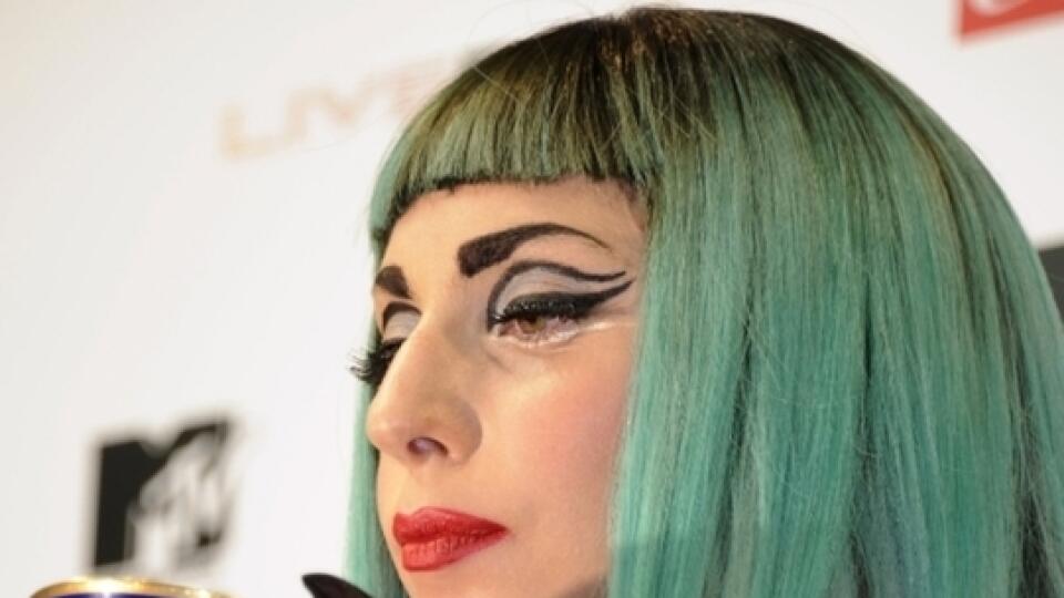 Speváčka Lady Gaga so šálkou.