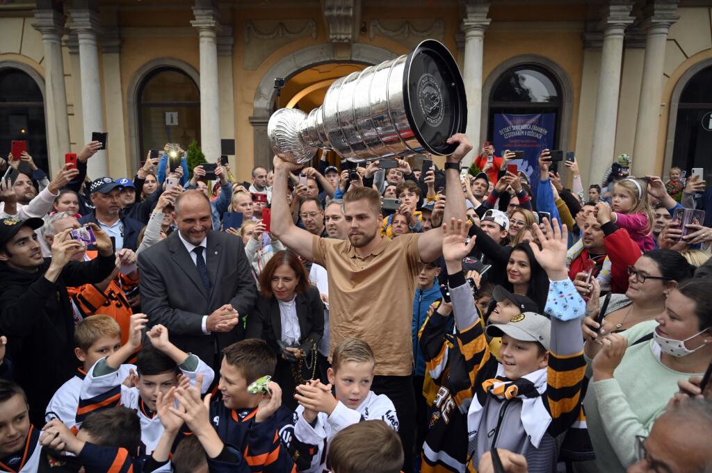 Erik Černák ukázal najslávnejšiu hokejovú trofej aj fanúšikom v Košiciach.