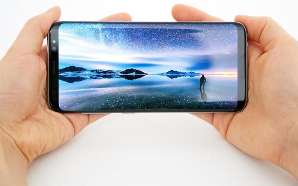 Koľko stojí oprava rozbitého displeja na Galaxy S8 či iPhone 7 a prečo to zamrzí