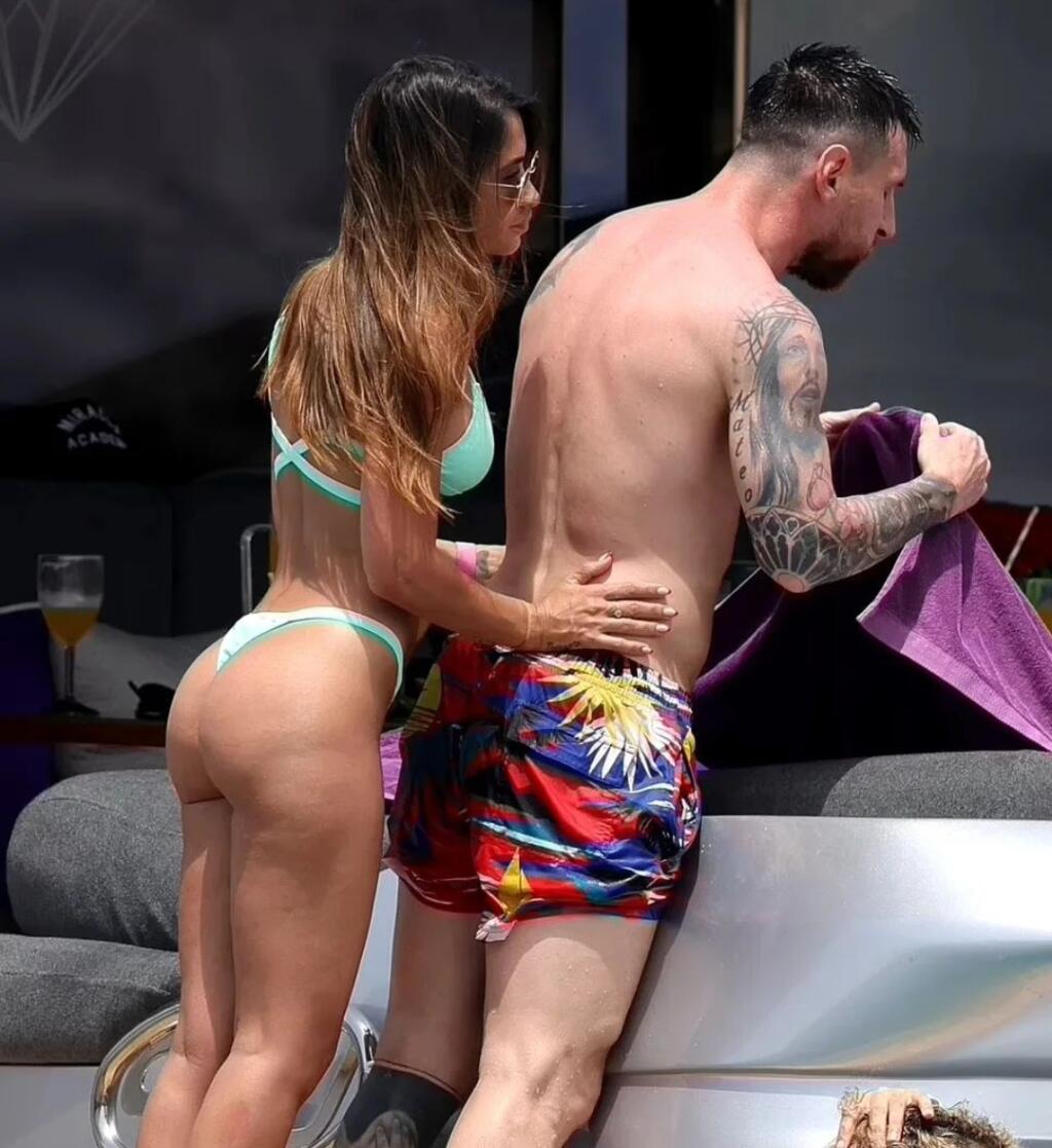 Lionel Messi s manželkou si na jachte prejavujú svoje city a nezabúdajú na intímne chvíľky, keď nikto nie je nablízku.