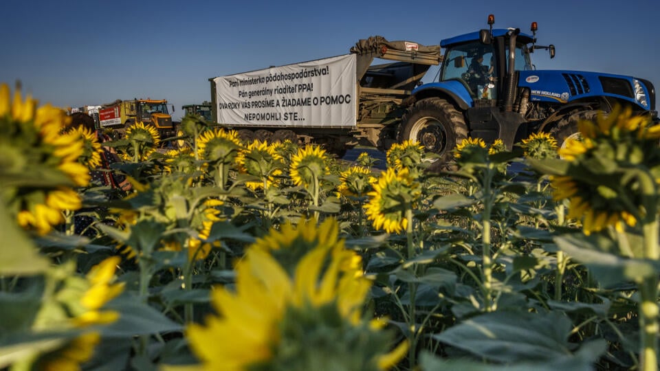 Skupina farmárov protestujúcich proti tomu ako sa dnes na Slovensku podvádza s agrodotáciami a pozemkami sa vydala na traktoroch do Bratislavy, kde plánjú v stredu 20.júna 2018 spanilú jazdu.