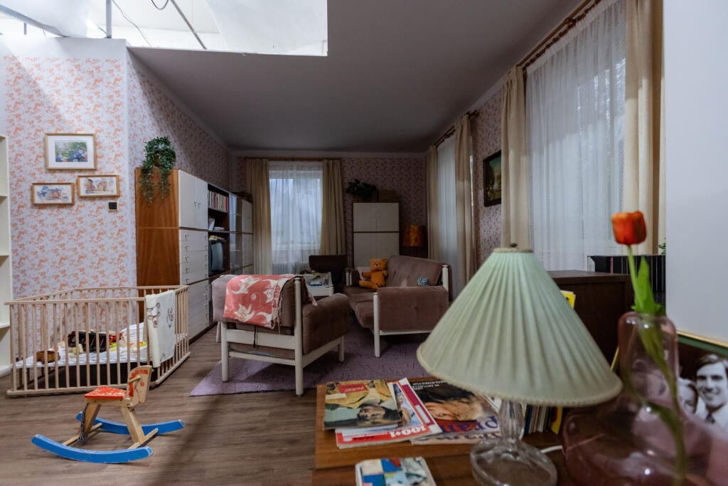 V ateliéroch Sľubu: Každý byt mal svoj štýl. Rekvizity museli zodpovedať atmosfére 80. rokov, dôležitý bol každý detail – od nábytku, doplnkov až po dobové obrazy na stenách.