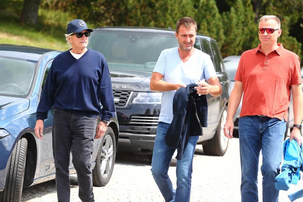 Peter Korbačka, developer J&T Real Estate (v strede) s Michaelom Douglasom vo Vysokých Tatrách