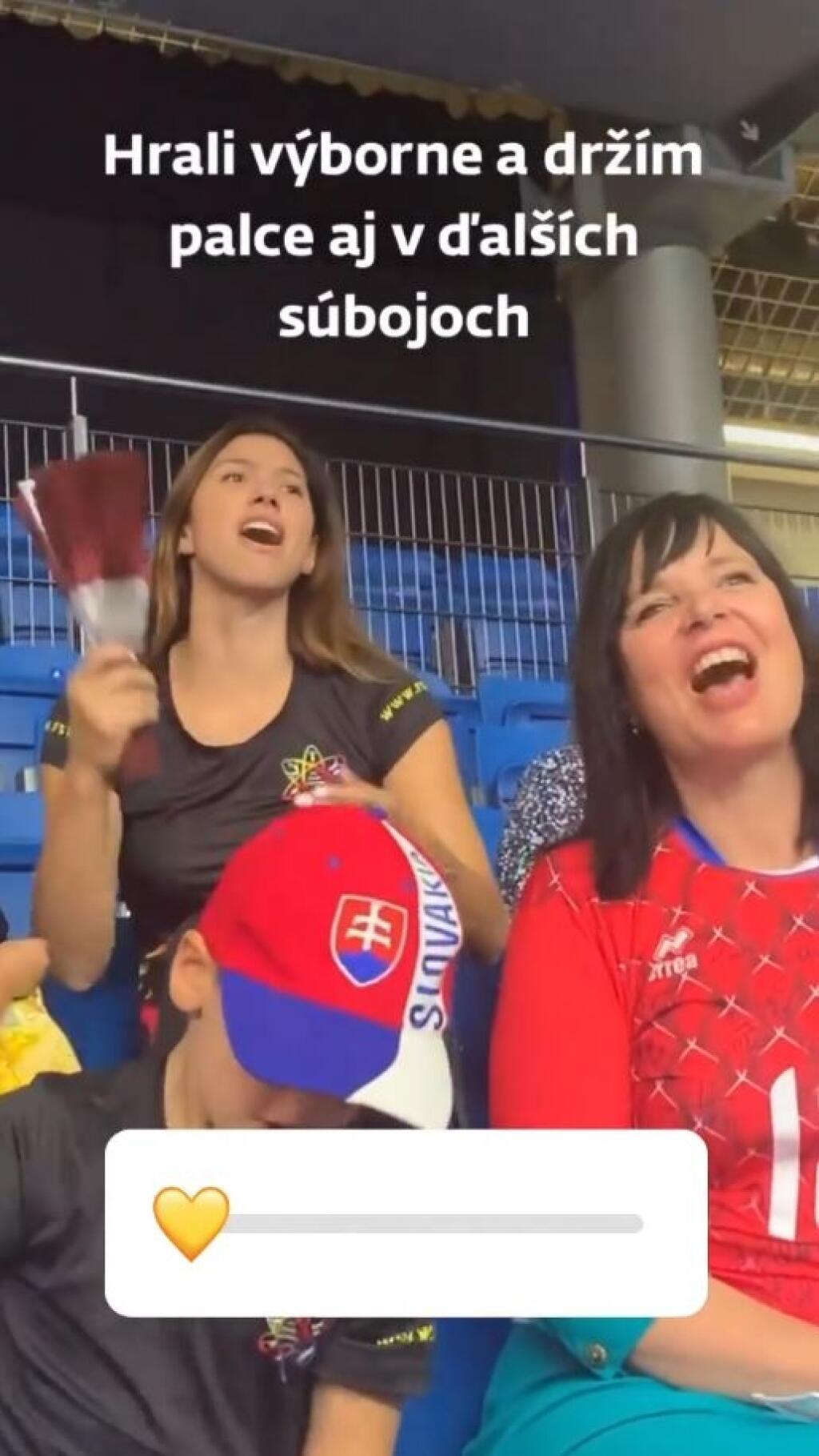 Medzi divákmi na ME vo volejbale sa objavila aj ministerka Veronika Remišová. Tá si na svoje šaty obliekla slovenský dres, ktorý jej darovali z reprezentácie. Počas zápasu fandila naplno a poriadne sa odviazala.