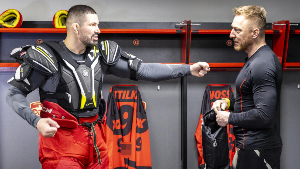 Na snímke bývalý hokejista Marián Hossa a MMA zápasník Attila Végh. Obaja športovci absolvovali spoločné tréningy na ľade i v ringu pred dôležitými podujatiami, ktoré ich čakajú tento rok. Marián pred tréningom na ľade pomáhal Attilovi do hokejového výstroja.